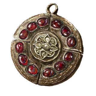 Crimson Amber Medallion +2